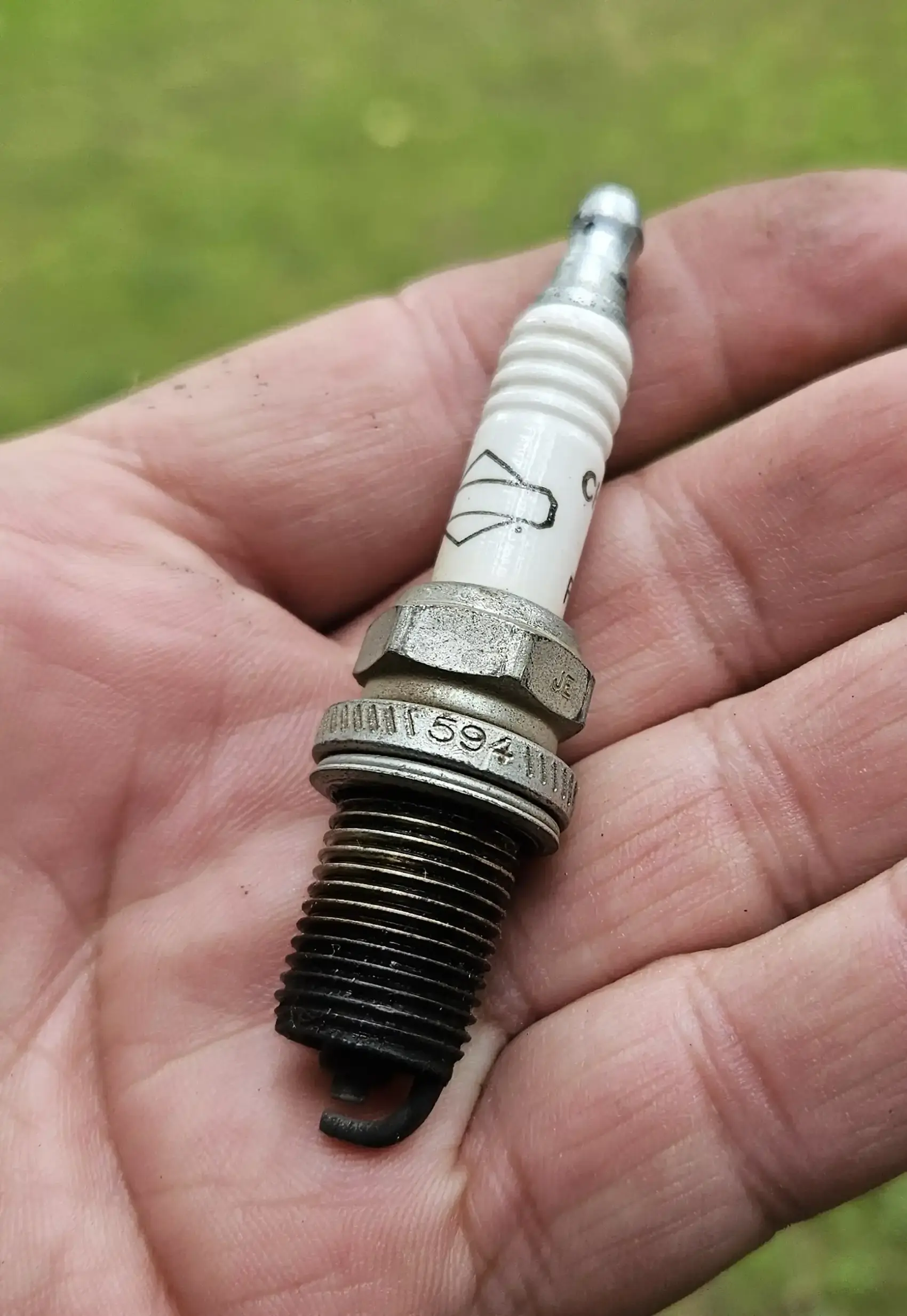 How to Know If Mower Spark Plug Needs Replacing: Easy Signs to Spot